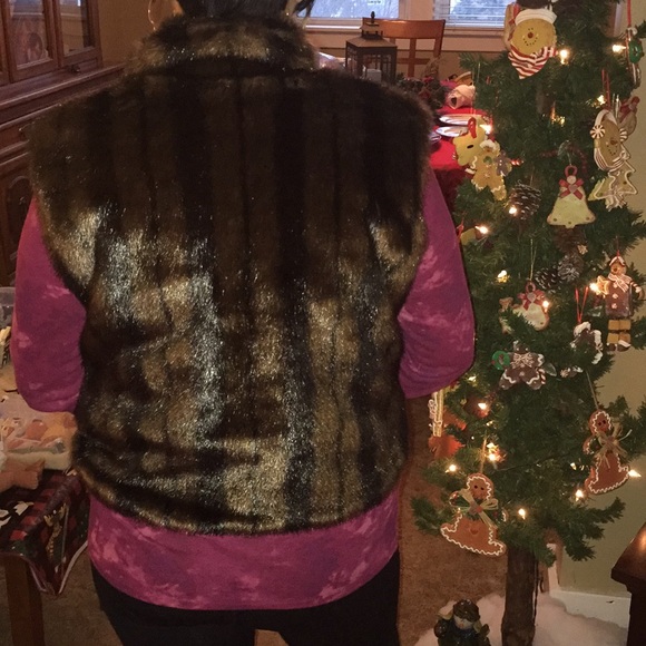 Faux Fur Vest - Picture 2 of 6